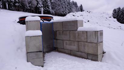 Bild: bkr
Im großen Sammelschacht im Quellgebiet Punreuth plätschert frisches, fast nitratfreies Quellwasser. Noch vor Weihnachten soll es ins Leitungsnetz eingespeist werden.