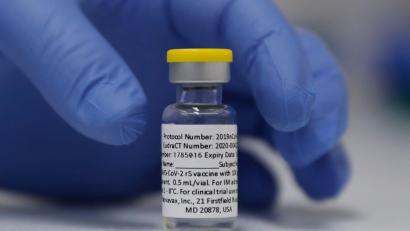 Symbolbild: Alastair Grant/dpa
Eine Ampulle mit dem Corona-Impfstoff von Novavax.