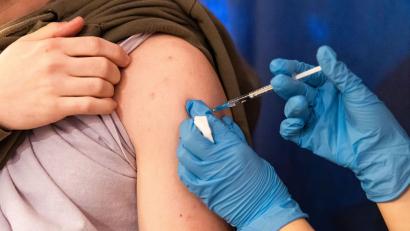 Symbolbild: Michael Matthey/dpa
Einer Person wird der Corona-Impfstoff in den Oberarm verabreicht. Mit Omikron breitet sich eine Corona-Variante international aus, die Experten zufolge einen deutlich reduzierten Impfschutz erwarten lässt.