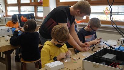 Bild: wel
Engagiert arbeiten die Grundschüler im Projekt "Technik für Kinder" an der praktischen Umsetzung der gestellten Aufgaben. Unterstützt werden sie von extra geschulten Auszubildenden der Firma Irlbacher Blickpunkt Glas, Schönsee.
