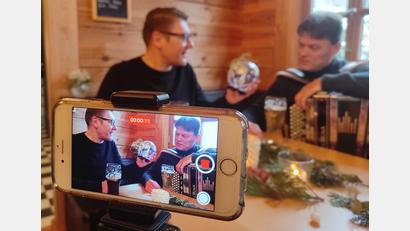 Bild: gri
Nein,. das ist noch nicht die Übergabe des "Freudenberger Urgesteins", sondern nur die Anmoderation. Andreas Hahn interviewt hier gerade Musikant Gerhard Köbler.