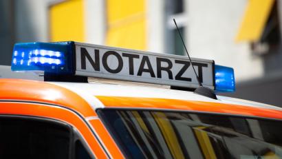 Symbolbild: Lisa Ducret/dpa
Der Schriftzug "Notarzt" steht auf einem Fahrzeug.