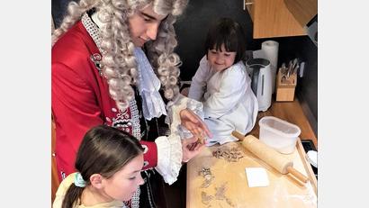 Archivbild: lg
Mal etwas anderes: Backen mit Dr. Eisenbarth. Unser Foto zeigt Andreas Fleischer als Doktor Eisenbarth und die Kinder der Familie Waldherr, die alle beim Oberviechtacher Festspiel mitwirken, wenn nicht gerade in der Weihnachtsbäckerei die Backbleche klappern.