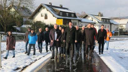 Bild: Hirsch
Landrat Thomas Ebeling ging ein paar Schritte zu Fuß auf dem neuen Geh- und Radweg bei Bubach, Begleitet von Bürgermeistern und Mitgliedern des Kreistages.