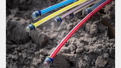 Symbolbild: Sina Schuldt/dpa
Mit dem Breitbandausbau-Förderprogramm "Gigabitausbau" erhalten 153 Anwesen in der Marktgemeinde Plößberg einen Glasfaseranschluss.