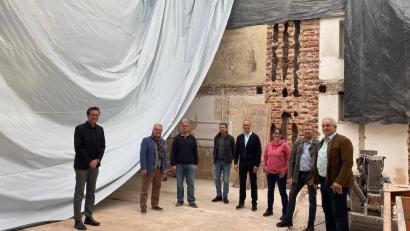 Bild: Hans Klupp/exb
Architekt Uwe Reil, und Bürgermeister Toni Dutz (von links) führten die FW-Vertreter durch die Baustelle.