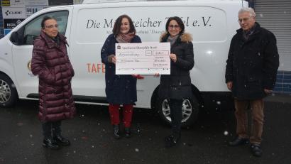 Bild: jr
Einen Scheck über 1050 Euro für die Mitterteicher Tafel überreichte Doris Schneider (Zweite von rechts) an Tafel-Vorsitzende Nicole Fürst (Zweite von links). Mit dabei waren stellvertretender Tafel-Vorsitzender Karl Haberkorn und Kassiererin Gabi Neumüller-Wölfl.