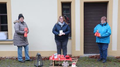 Bild: rpp
Andrea Zeitler, Eva Hoffmann und Maria Heining (von links) vom Vorstandsteam brachten als Weihnachtswichtel Weihnachtsgrüße zu den Frauenbundmitgliedern.