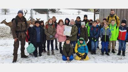 Bild: Betty Geitner/exb
Beim Naturaktionstag im Naturpark Hirschwald besichtigen die Fünftklässler der Mittelschule Ensdorf auch das Rotwildgehege in Heinzhof.