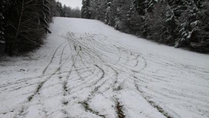 Bild: Stadt Nabburg/exb
Unbekannte haben mit ihren "Fahrübungen" am Skilift tiefe Spuren hinterlassen. Der Bauhof muss sie beseitigen - auf Kosten der Allgemeinheit.