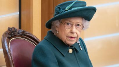 Archivbild: Jane Barlow
Königin Elizabeth II. von Großbritannien braucht Hilfe bei der Gartenarbeit.