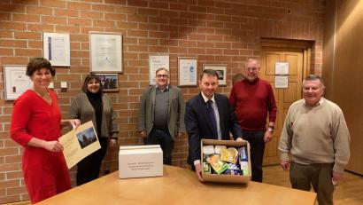 Bild: Stadt Weiden/exb
Freuen sich über die Hilfspakete des DAGA Grafenwähr: (von links) Sabine Dippold, Evi Fink, Wolfgang Hohlmeier, Oberbürgermeister Jens Meyer, Helmut Wächter und Hermann Marherr.