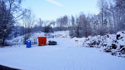 Bild: bkr
Der Vergangenheit gehören die Baracken in der Sandgrube an. Was jetzt dominiert ist eine große Erdaufschüttung in der Mitte der Grube. Zur Modellierung des Geländes im Sinne des Naturschutzes wird sie verwendet. Noch ist Abbruchmaterial in der Sandgrube zu finden.