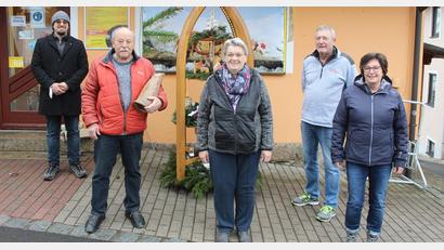 Bild: soj
Die glücklichen Gewinner (vorne, von links) Bernd Ullmann, Veronika Prechtl und Monika Horn mit dem Zweiten Vorsitzenden des Gewerbevereins Marco Kellner (hinten, von links) und Vorsitzendem Eberhard Söllner.