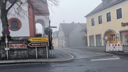 Bild: gz
Auch vom Marktplatz aus gibt es keine Durchfahrt auf der Kreisstraße.
