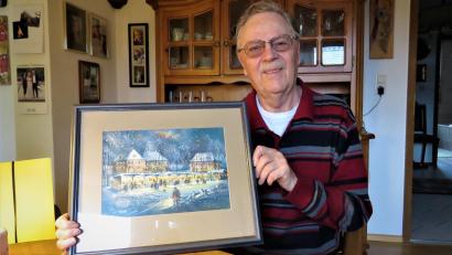 Bild: ubb
Klaus Sackstraus präsentiert das Bild, das ihm Künstler Erwin Otte aus Reuth bei Erbendorf geschenkt hat. Es zeigt den Stiftländer Kunsthandwerkermarkt in Querenbach in gemalter Form. Sackstraus ließ dieses Motiv auch auf alle Plakate drucken und änderte jedes Jahr nur das Datum auf den Plakaten.