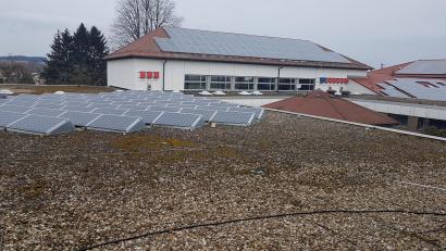 Bild: gi
Das Flachdach der Pausenhalle (im Vordergrund) der Moosbacher Schule muss saniert werden. Im Hintergrund ist die Turnhalle zu sehen.