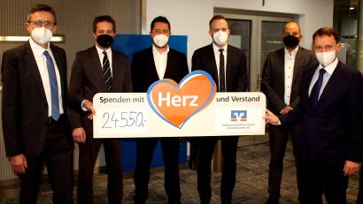 Bild: R. Kreuzer
Die Volksbank Raiffeisenbank Nordoberpfalz übergab einen Spendenscheck: (von links) Geschäftsstellenleiter Wörthstraße Christian Weigert, Leiter Peuerlstraße Markus Ermer, Regionalmarktleiter Michael Hösl, Leiter Johannisstraße Tobias Hero, Leiter Hammerweg Eric Nowlin und Oberbürgermeister Jens Meyer.