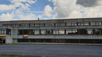 Bild: Lowak
Auf der Nordseite des bisherigen Schulgebäude soll der Neubau für die Grund- und Mittelschule Windischeschenbach errichtet werden. Der Architektenwettbewerb ist nun dafür ín die Wege geleitet worden.