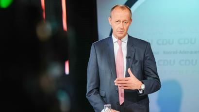 Bild: Kay Nietfeld/dpa
Friedrich Merz, CDU-Bundestagsabgeordneter, präsentiert sich als Kandidat für den CDU-Parteivorsitz.