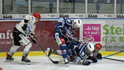 Archivbild: gb
Die Blue Devils gewannen am Freitag in Passau mit 6:3. Das Bild zeigt eine Szene aus dem Hinspiel (10:2) mit Tomas Rubes (Zweiter von links) und Philipp Siller.