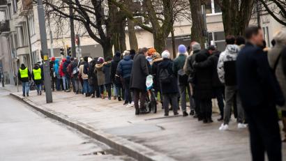 Bild: Sven Hoppe/dpa
Menschen stehen vor einem Corona-Impfzentrum in München Schlange.