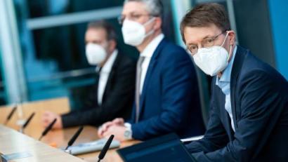 Bild: Bernd von Jutrczenka/dpa
Karl Lauterbach (SPD) (von vorne), Bundesminister für Gesundheit, Lothar H. Wieler, Präsident des Robert Koch-Instituts (RKI), und Jörg Dötsch, Direktor der Klinik für Kinder- und Jugendmedizin an der Uniklinik Köln, äußern sich in der Bundespressekonferenz zur Corona-Impfung für Kinder und zur Lage der Impfstoffversorgung.