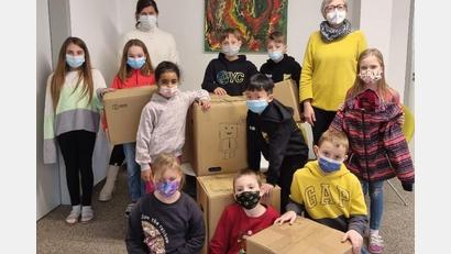 Bild: Grundschule Mitterteich/exb
Die Grundschule Mitterteich unterstützte die Kleiderteilaktion "Meins wird Deins". Im Bild einige Mädchen und Buben zusammen mit Rektorin Petra Andritzky (hinten links) und Religionslehrerin Sabine Schiml.