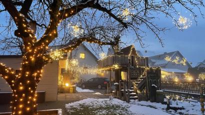 Bild: Gerhard Götz
Bei den Bierners und den Schmidts in Grafenricht verbreiten 8000 bis 10 000 LEDs Weihnachtsstimmung. Neu sind die Schneebälle am Apfelbaum.