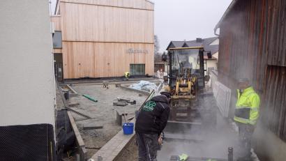Bild: bkr
Eng ist es zurzeit auf dem Kirchsteig hin zum Bürgerhaus (hinten). Lieferschwierigkeiten führten zu einem verzögerten Start der Ausbauarbeiten beim ersten Bauabschnitt.
