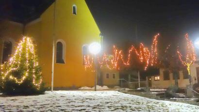 Bild: fjo
Marktgemeinde und Vereinsgemeinschaft tauchen das Areal zwischen Pfarrkirche und Rathaus in einer beispielhaften Gemeinschaftsaktion in neues Licht.