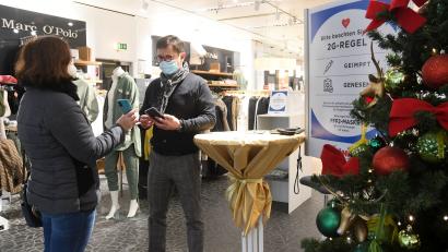 Bild: Gabi Schönberger
Klaus Neumeier, Leiter von Wöhrl Weiden, kontrolliert am Freitag den 2G-Status einer Kundin.