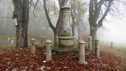Bild: ubb
Die sogenannte Böttgersäule war das einzige Relikt, das von Paulusbrunn unversehrt nach der Zerstörung übriggeblieben ist. Die Säule wurde in Prag auf Betreiben der tschechischen Bürgermeisterin sowie der AG Paulusbrunn auf bayerischer Seite restauriert und mit Spenden sowie EU-Fördergelder wieder an dem Ort aufgestellt, wo sie einst mitten im Ort Paulusbrunn stand.