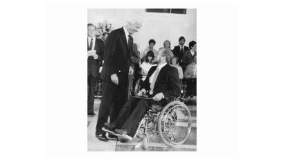 Archivbild: Privat/exb
1985: Der damalige Bundespräsident Richard von Weizsäcker (links) zeichnet Manfred Dütsch mit der Silbermedaille des Behindertensports aus.