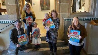 Bild: Stadt Neunburg, Susanne Schmid/exb
Bürgermeister Martin Birner, Familienbeauftragte Verena Binder, Rebecca, Noemi und Isabelle Lehmann sowie Ulrike Meixner (von links) freuen sich über das gelungene Neunburger Wimmelbuch.