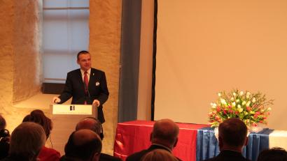 Bild: eib
Oberbürgermeister Martin Baxa 2014 bei seiner Dankesrede im CeBB: Dem neuen Kulturminister wurde der Brückenbauer-Ehrenpreis verliehen.