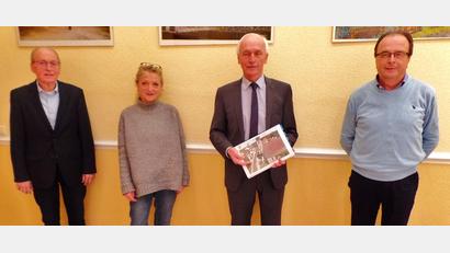 Bild: br
Statt einer Bürgerversammlung gibt es wieder eine digitale Bürgerinformation, die Bürgermeister Peter König (Zweiter von rechts) in der Jahresabschlusssitzung des Gemeinderates vorstellte. Mit auf dem Bild die Fraktionssprecher (von links) Günther Fütterer (CSU) und Erni Bühl (ÜWG) sowie Robert König (SPD).