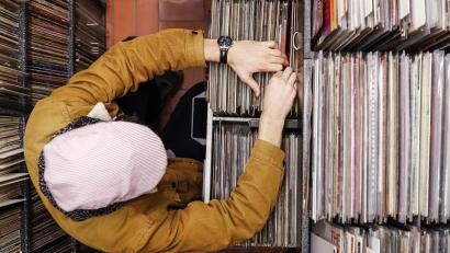 Bild: Peter Klaunzer
Wühlen in Vinyl? Das machen heute wieder viele Musikfans. Aber auch Dienste wie Spotify laden zum Stöbern ein.
