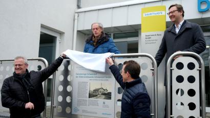 Bild: Hirsch
Oberbürgermeister Andreas Feller, Heimatforscher Georg Wickles sowie die Kommunalbetreuer Dr. Andre Zorger und Wolfgang Dumm (von links) enthüllten am Kundencenter der Bayernwerk Netz GmbH in Schwandorf eine Hinweistafel zur Geschichte des ersten Elektrizitätswerkes in der Oberpfalz.