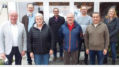 Bild: e
Mitarbeiter der Gemeinde Kümmersbruck werden verabschiedet und geehrt (vorn, von links): Bürgermeister Roland Strehl, Roswitha Schmidt, Norbert Brenner und Markus Schiedermeier; hinten (von links): von der Verwaltung Wolfgang Roggenhofer, Reinhold Wagner, Thomas Krybus und Peggy Kunstmann.