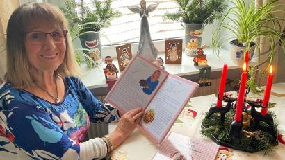 Bild: Völkl
Die Nabburgerin Karla Obermeier hat sich mit ihrem handgeschriebenen Weihnachts-Backbuch einen Traum erfüllt.