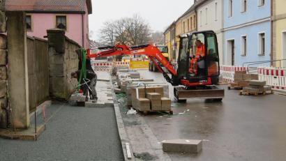 Bild: ow
Vor vier Wochen wurde die Zufahrt zum Marktplatz der Kulmstadt gesperrt, damit das Gehwegpflaster verlegt werden kann. Viel ist allerdings noch nicht passiert, findet Bürgermeister Wolfgang Haberberger und ärgert sich darüber.