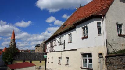 Archivbild: wro
An der Sanierungsmaßnahme Gasthof "Roter Ochse" beteiligt sich auch der Markt Falkenberg. Im Haushalt sind dafür 100.000 Euro angesetzt.