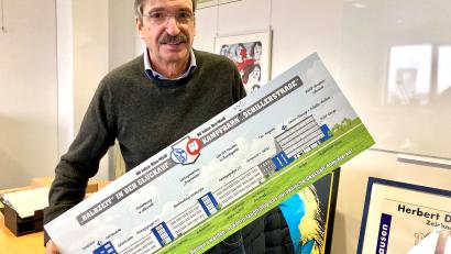 Bild: jut
Wolfgang Jess in seinem fast ausgeräumten Büro. Das Bild des Witt-Gebäudes im Schalke-Style, das er mal geschenkt bekam, nimmt der scheidende CEO und glühende Schalke-Fan mit nach Hause.