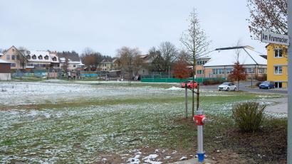 Bild: do
Ein Gelände für Zukunftsinvestitionen. Das Wiesenareal unmittelbar neben den Bildungs- und Kultureinrichtungen der Gemeinde soll nach dem teilweisen Erwerb durch die Gemeinde auch planungsrechtlich für kommunale Bauvorhaben gesichert werden.