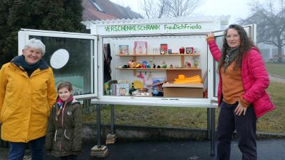 Bild: Wolfgang Steinbacher
Margit Haberberger (rechts) überlässt den Verschenkeschrank nun Marianne Bachmann (links mit Enkelin Luisa).