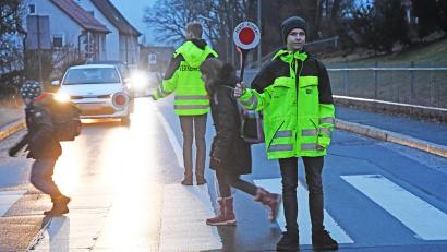 Bild: Gabi Schönberger
In Pressath helfen Felix Fahrnbauer (16 Jahre, im Hintergrund) und Tamino Pfleger (13 Jahre) Kindern auf dem Schulweg beim Überqueren der Straße. Weitere Helfer werden aktuell für Schulwege in Eschenbach gesucht.