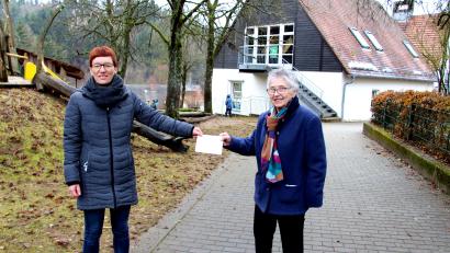 Bild: ds
Gerda Olk vom Ortsverein der Arbeiterwohlfahrt Etzelwang-Neukirchen (rechts) überreicht Kerstin Renner, der Leiterin des Kinderhauses Etzelwang, ein Kuvert mit je 100 Euro für die Kindertagesstätte und den Kindergarten.