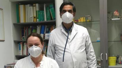 Bild: Portner
Der gebürtige Syrer Khalil Najjar, mit 71 Jahren der älteste praktizierende Hausarzt in Oberviechtach, übergibt nun seine Praxis an Christina Bittner.