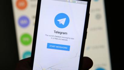 Archivbild: Sergei Konkov, dpa
Telegram ist auf dem Display eines Smartphones zu sehen. Wissenschaftler hatten bei einer Untersuchung des Messengerdienstes reihenweise Rechtsverstöße entdeckt.